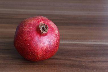 Parlak kırmızı ve sulu nar.