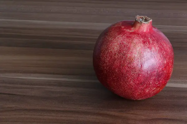 Ярко-красный фруктовый гранат — стоковое фото