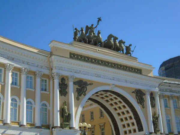 Budova generálního štábu a Bolšaja Morskaya ulice v Petrohradu, Rusko. — Stock fotografie