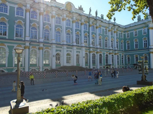 St. Petersburg. Palácové náměstí. Zimní palác, státní muzeum Ermitáž na slunný zimní den — Stock fotografie