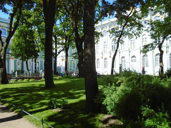 St. Petersburg. Palácové náměstí. Zimní palác, státní muzeum Ermitáž na slunný zimní den — Stock fotografie