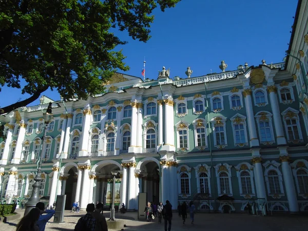 St. Petersburg. Palácové náměstí. Zimní palác, státní muzeum Ermitáž na slunný zimní den — Stock fotografie