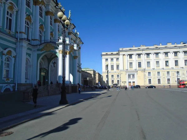 St. Petersburg. Palácové náměstí. Zimní palác, státní muzeum Ermitáž na slunný zimní den — Stock fotografie