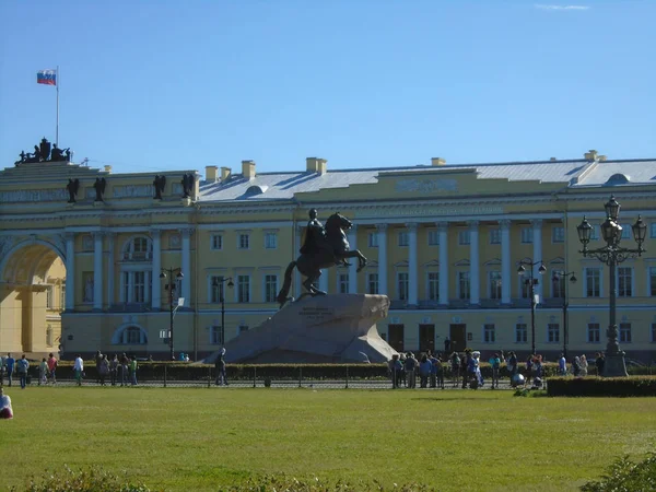 La flèche dorée du bâtiment de l'Amirauté néoclassique est vue emblématique à Saint-Pétersbourg, en Russie — Photo