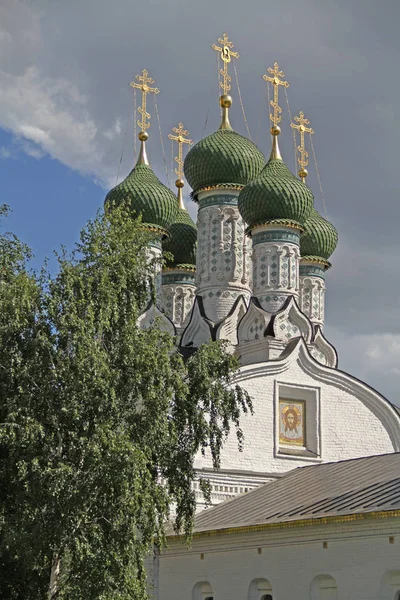 Pittoreska kupoler av övertagande kyrkan i Nizjnij Novgorod, Ryssland — Stockfoto