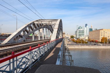 Moskova Nehri üzerindeki pitoresk demiryolu köprüsü. Arka planda Moskova 'daki binalar görülüyor.