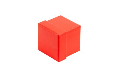 Kırmızı karton hediye kutusu beyaz bir arka planda duruyor.