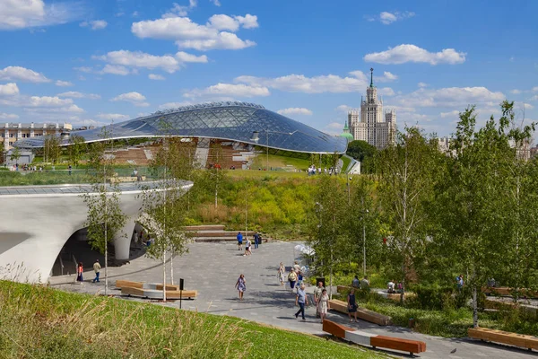 Moskova, Rusya, - 19 Haziran 2019: Zaryadye ilçesindeki bir parkta yürüyen turistler