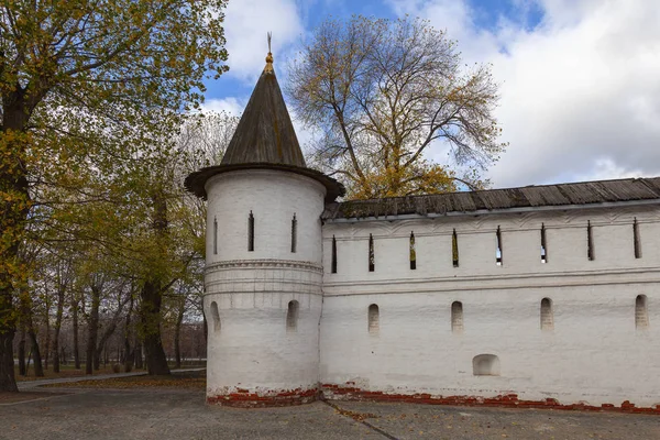 監視塔と古い白い要塞化された壁の断片 — ストック写真