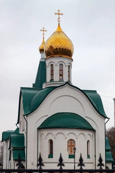 White Stone Orthodox Church Golden Domes Green Roof Rainy Sky — Stock Photo, Image