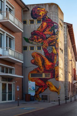 Rimini, İtalya - 27 Ağustos 2017: Bir iskan binasının duvarına kocaman bir grafiti resmi