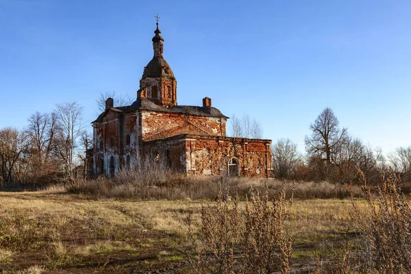 Mattone Rosso Fatiscente Chiesa Ortodossa Contro Cielo Blu Piedi Nel — Foto Stock