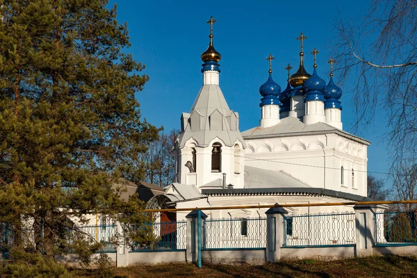 Белая Каменная Православная Церковь Голубыми Золотыми Куполами Окруженная Металлическим Забором — стоковое фото