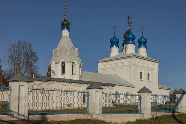 Ancient Belokmenny Orthodox Church Blue Gold Domes Surrounded Stone Fence — Stock Photo, Image