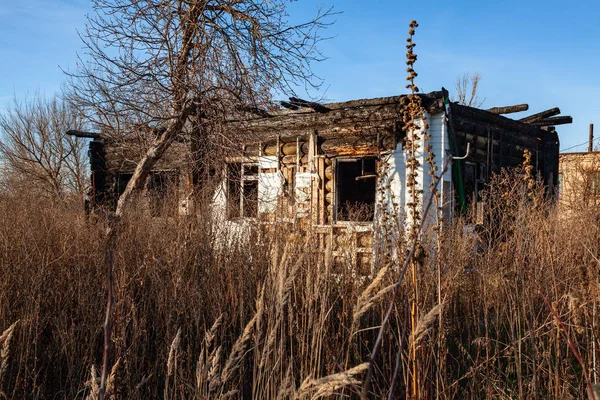火災で破損した木造住宅 — ストック写真