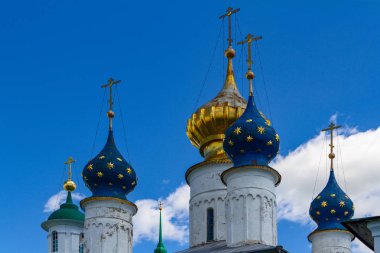 Ortodoks Kilisesi 'nin resimli kubbeleri. Merkezi kubbe yükseltilmiş yüzeyi olan altın renginde bir kubbedir. Kalan kubbeler altın yıldızlı mavi.