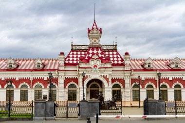 Yekaterinburg (Rusya) kentindeki eski tren istasyonunun pitoresk binası. Daha önce şehrin adı Sverdlovsk 'tu..