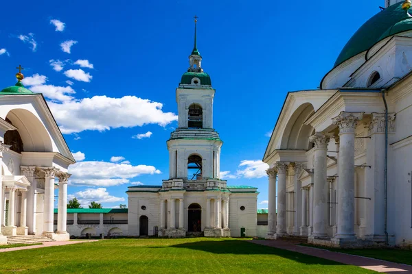 Bell Tower Rostov Kremlin Blue Sky Sides Buildings Two Churches — 图库照片