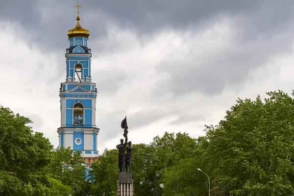 Das Konzept Der Kombination Inkompatibel Der Glockenturm Einer Orthodoxen Kirche — Stockfoto