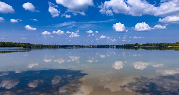 Fundo Panorâmico Céu Azul Com Nuvens Brancas Refletido Lago — Fotografia de Stock