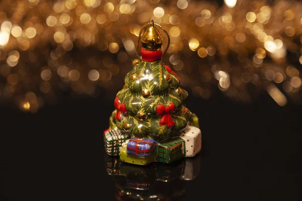 Kerstversiering Glas Kerstboom Versierd Met Rode Bogen Omgeven Door Dozen — Stockfoto