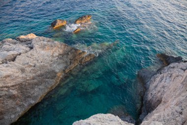 Deniz Burnu - Mavi su kıyıdaki kayalıkları yıkar