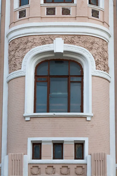 Fragment Facade Old Building Window Framed Twisted Floral Pattern — Stock Photo, Image