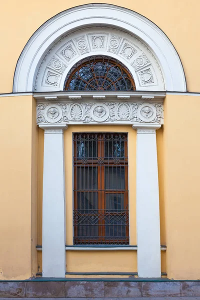 Fragment Facade Old Building Window Framed Two Columns Arch Winding — Stock Photo, Image