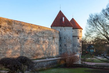 Kale duvarının iki seramikli gözcü kulesi var.