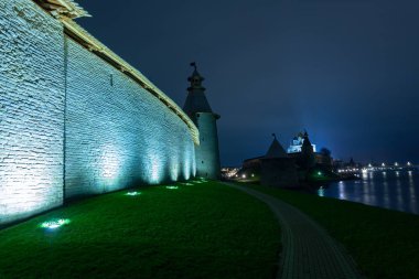 Kremlin 'in Pskov (Rusya) şehrindeki gece manzarası)