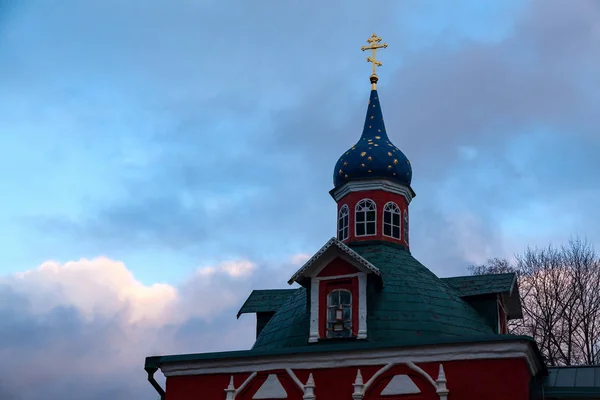 古老的东正教教堂 蓝色圆顶 在暴风雨的天空中装饰着金色的星星 — 图库照片