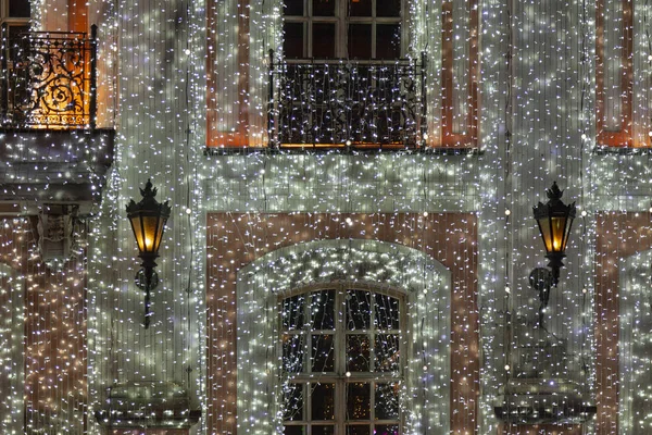 Facade Old Mansion Entwined Glowing Christmas Garlands Wall Two Street — Stock Photo, Image