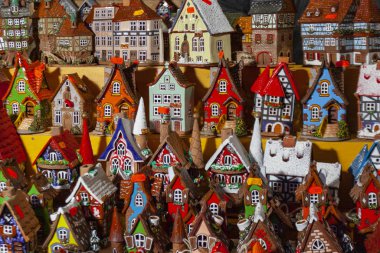 Seramik zencefilli kurabiye evi hediye kutusu ve Noel süsleri.