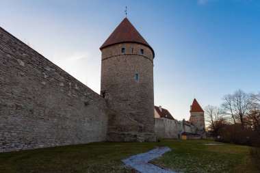Tallinn 'de (Estonya) iki kulesi bulunan eski şehrin kale duvarı.)