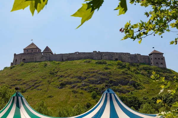 Alte Ritterburg Auf Einem Hügel Ungarn Vordergrund Sieht Man Gestreifte — Stockfoto