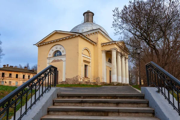 Een Oud Gebouw Met Zuilen Vergelijkbaar Met Een Kerk Die — Stockfoto