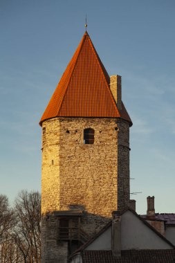 Tallinn Kremlin Kulesi batan güneşin ışınlarıyla aydınlandı
