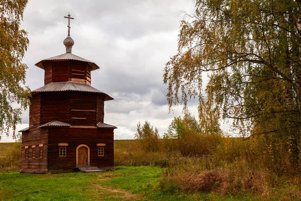 Una Vecchia Chiesa Ortodossa Legno Trova Sul Bordo Una Foresta — Foto Stock
