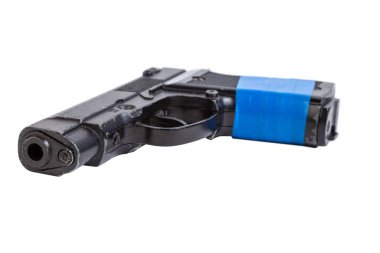 Mavi kurdeleye sarılı siyah metal bir silah beyaz izole bir arka planda yatıyor.