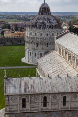 Pisa 'daki (İtalya) eğik kulenin yanındaki barok romantik katedralin üst manzarası)