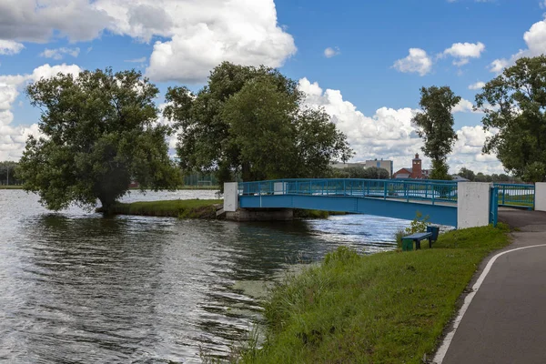 Pequeño Puente Metal Azul Peatonal Que Conduce Una Isla Medio —  Fotos de Stock