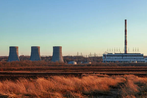 Una Central Térmica Distante Iluminada Por Los Rayos Del Sol — Foto de Stock