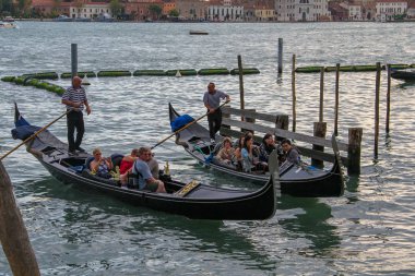 Venedik, İtalya, - 01 Ekim 2011: Gondolcular Venedik kanallarında Çinli ve Avrupalı turistlere biniyor.