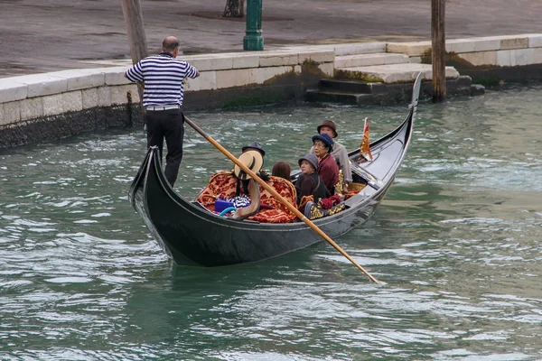 Venice Itália Outubro 2011 Gondolier Monta Turistas Chineses Uma Gôndola — Fotografia de Stock