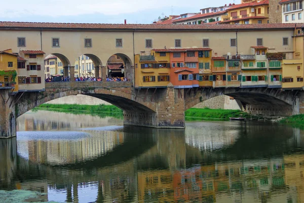 Turisti Affollano Ponte Commerciale Nella Città Firenze — Foto Stock