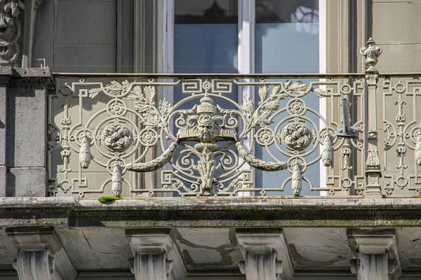 Balkon Starego Budynku Metalowym Żelaznym Ogrodzeniem Malowniczym Wzorem — Zdjęcie stockowe