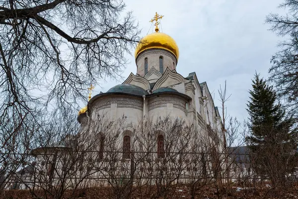Savvino Storozhevsky Manastırı Bölgesinde Altın Kubbeleri Olan Beyaz Taş Ortodoks — Stok fotoğraf
