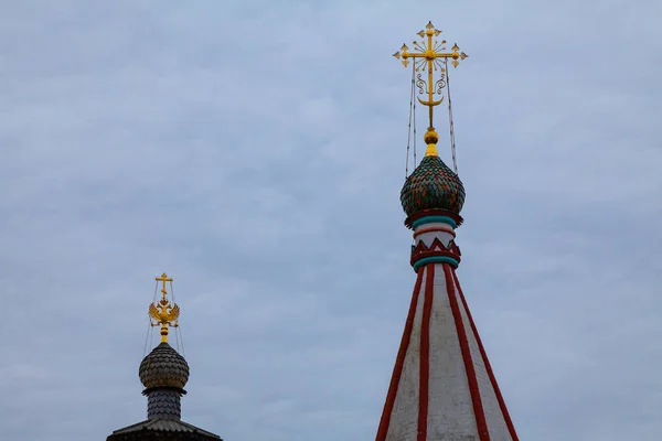 黄金の十字架と近くに立って二頭のワシと正教会の木製と石の鐘楼 — ストック写真