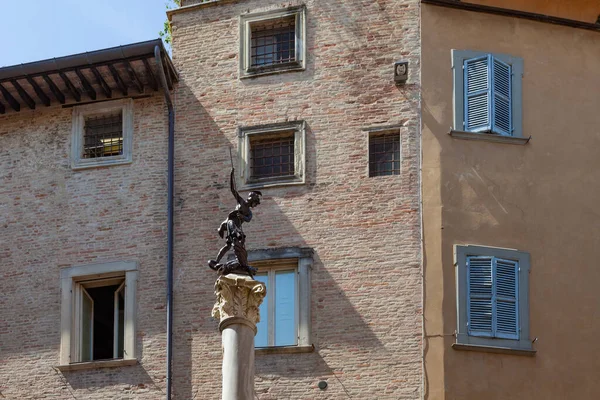 Estatua Plaza Frente Iglesia Santo Spirito Urbino Italia — Foto de Stock