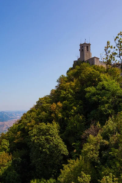 Wieża Strażnicza Klifie Otoczona Lasem San Marino Włochy — Zdjęcie stockowe